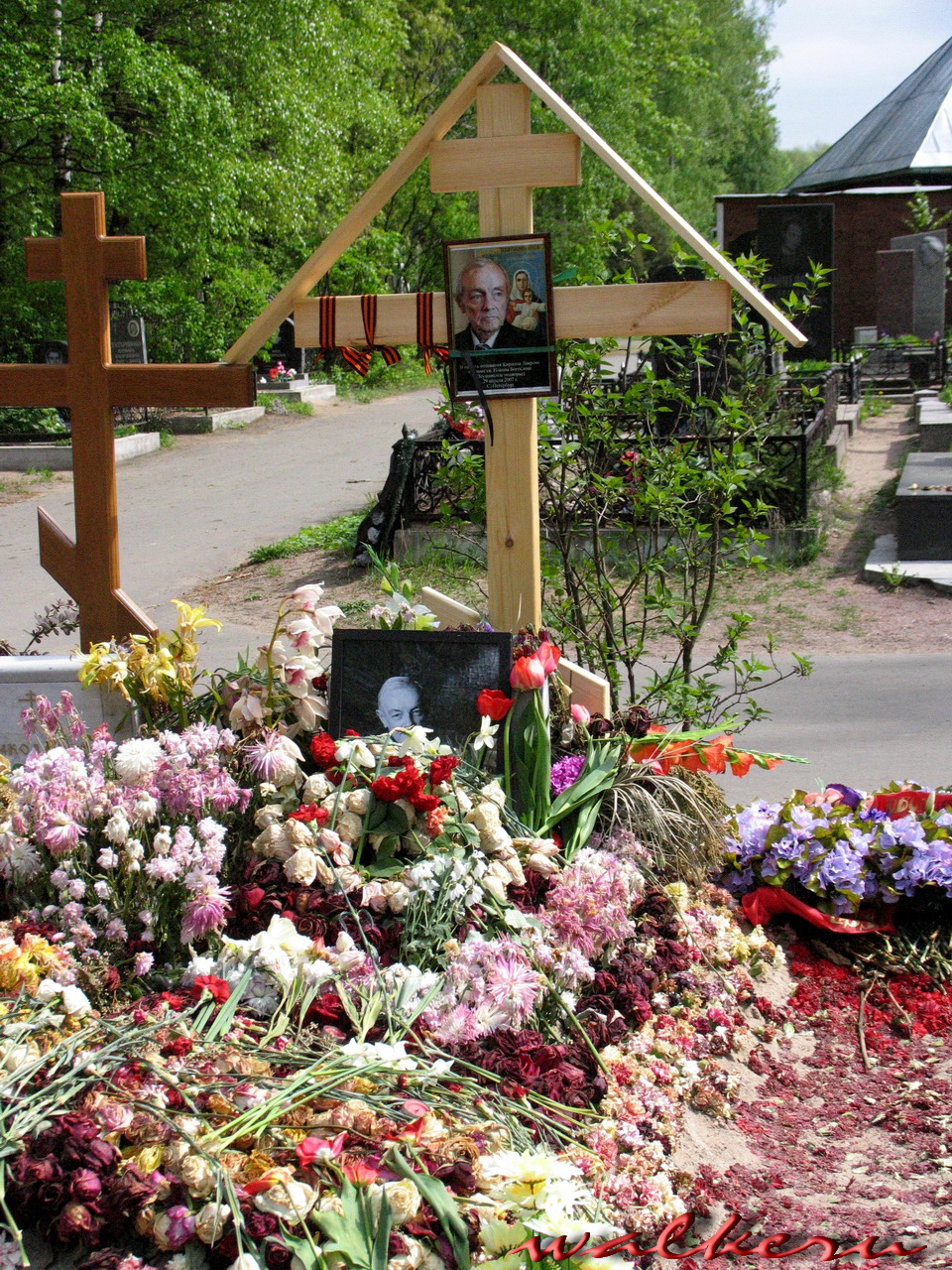 Могила Лаврова К.Ю. на Богословском кладбище