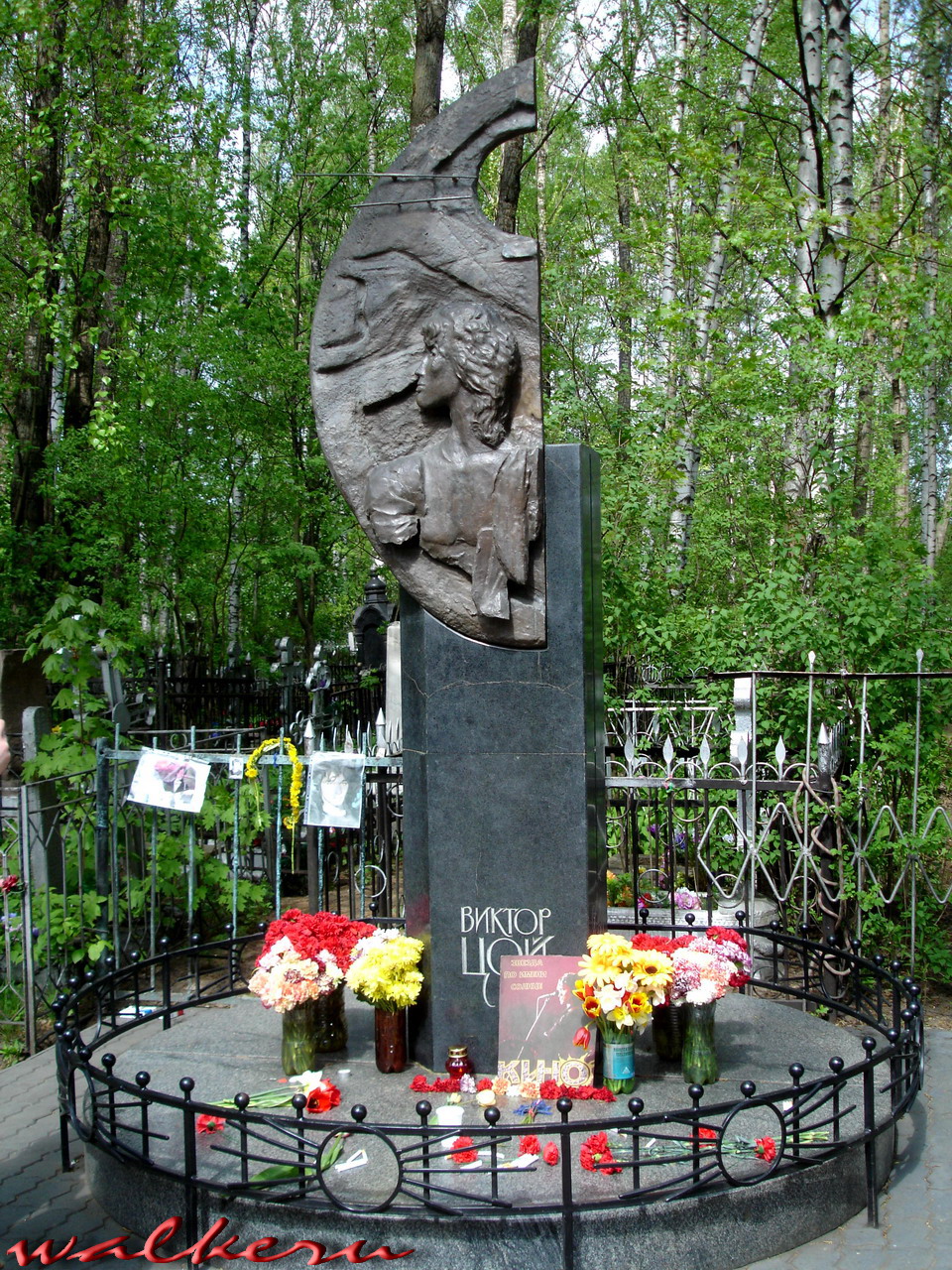 Богословском кладбище Петербурга могила Виктора Цоя