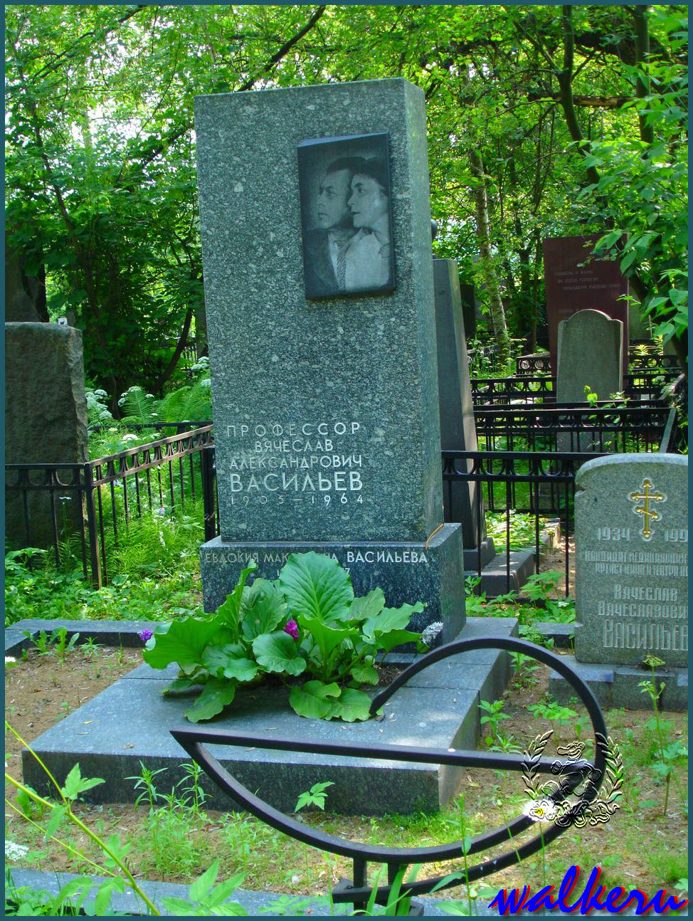 Могила Васильева В.В. на Богословском кладбище