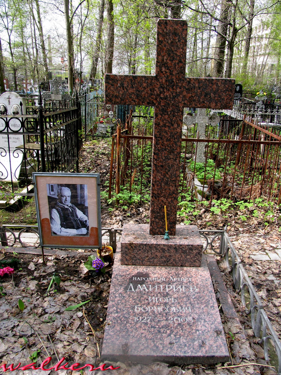 Могила Дмитриева И.Б. на Серафимовском кладбище