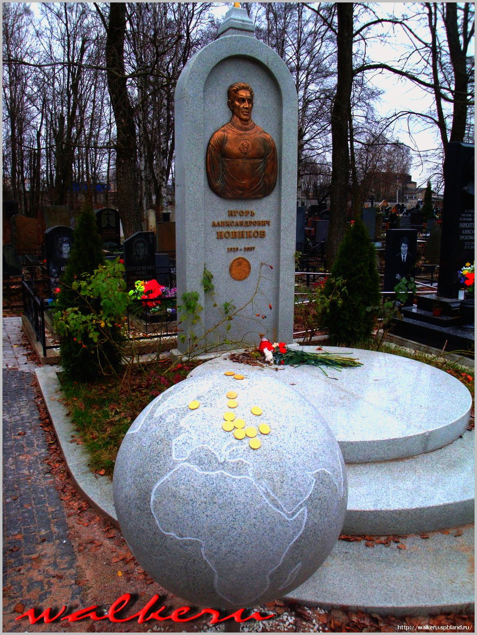 Могила Новикова И.А. на Серафимовском кладбище