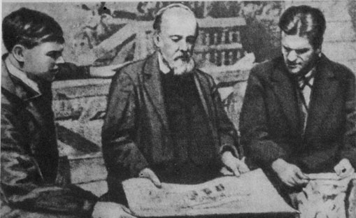 слева направо: художник Ю. Швец, К. Циолковский, режиссер В. Журавлев.